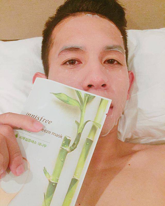 Bùi Tiến Dũng và tuyển U23 đồng loạt nhập hội cuồng mặt nạ của Hồng Duy Pinky?